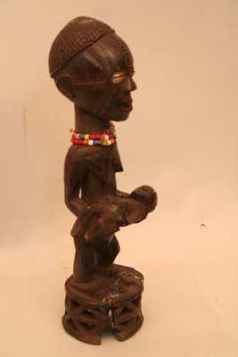 Tabwa.(statue), d`afrique : Rép.démoncratique du Congo., statuette Tabwa.(statue), masque ancien africain Tabwa.(statue), art du Rép.démoncratique du Congo. - Art Africain, collection privées Belgique. Statue africaine de la tribu des Tabwa.(statue), provenant du Rép.démoncratique du Congo., 1294/5071.Ancienne statuette,très belle maternité Tabwa H.37cm.Femme debout sur un très joli socle rond sculpté.Elle tient son enfant des deux mains.Les yeux sont fait de cauries.Elle porte des vieilles perles,les scarifications dans le visage et sur les épaules.19eme sc.;début du 20eme sc.(Minga)

Oud Tabwa moederschaps beeld.Het stelt een voorouder voor rechtstaande op een mooi gesculpteerde voet,met haar kind in haar armen.DE ogen zijn gemaakt met cauries.Ze draagt een halssnoer met parels.Ze heeft tabwa scarificaties in het aangezicht en op haar lichaam. 1ste helft 20ste eeuw.
. art,culture,masque,statue,statuette,pot,ivoire,exposition,expo,masque original,masques,statues,statuettes,pots,expositions,expo,masques originaux,collectionneur d`art,art africain,culture africaine,masque africain,statue africaine,statuette africaine,pot africain,ivoire africain,exposition africain,expo africain,masque origina africainl,masques africains,statues africaines,statuettes africaines,pots africains,expositions africaines,expo africaines,masques originaux  africains,collectionneur d`art africain